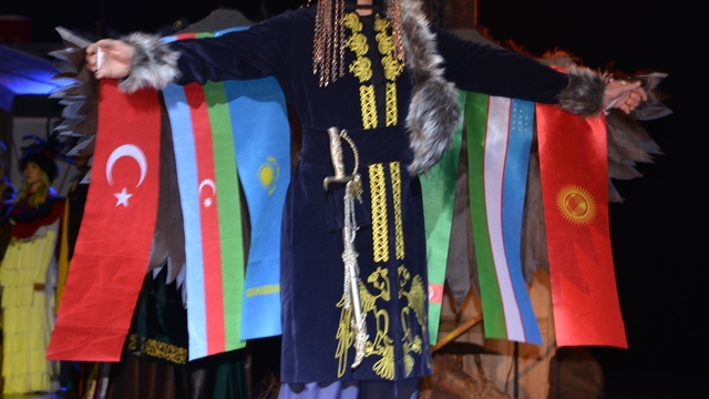 Türk dünyasının kültürel mirasını yeniden tasarlayıp, defileyle tanıttılar