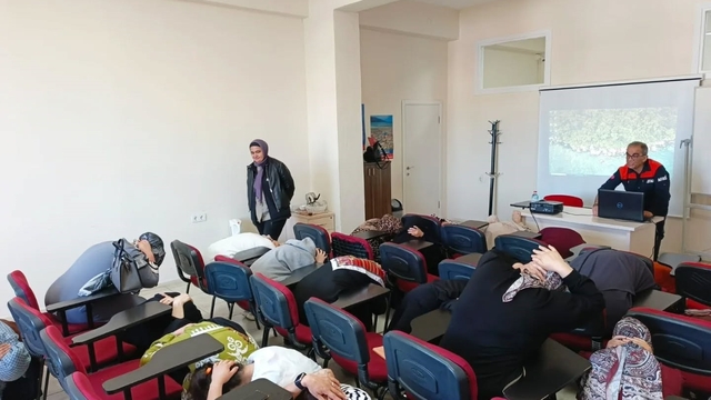 Aydın'da kursiyerler ve otel personeline afet eğitimi