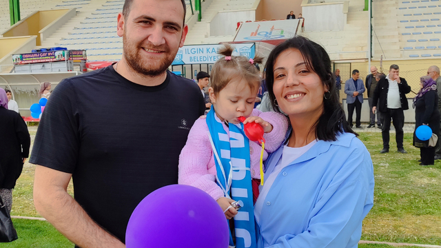 2 yaşındaki Umay kanseri yendi, ilçe halkı stadyumda kutladı