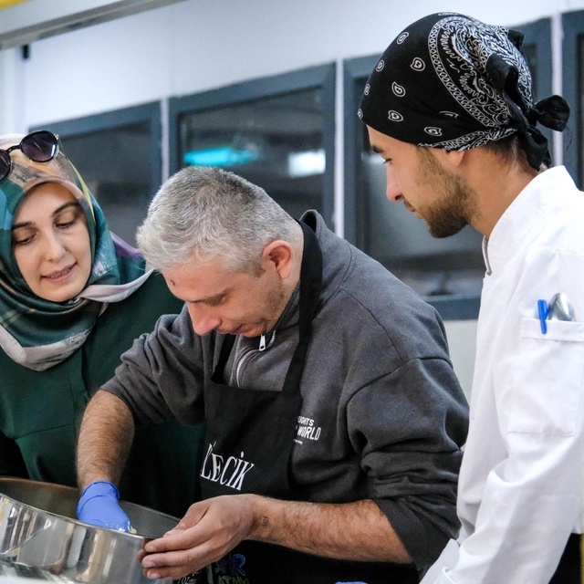 Bilecik'te özel ihtiyaçlı bireyler pasta ve tatlı yaptı
