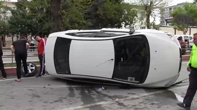 Siirt'te otomobil refüje çarptı: 3 yaralı