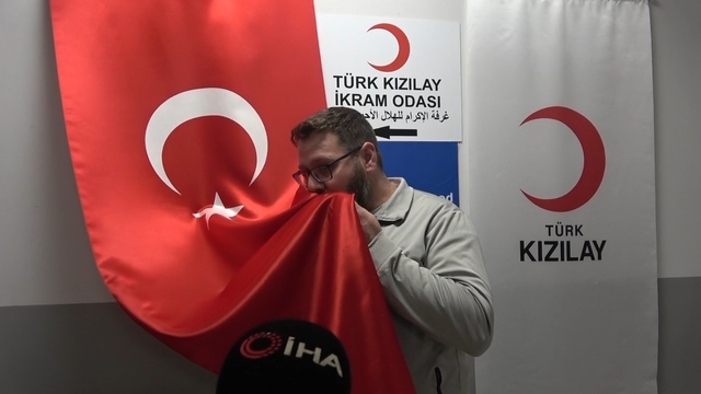 Kilis'te gönüllü dönüşte duygulandıran an
Türk bayrağını öpüp başına koydu