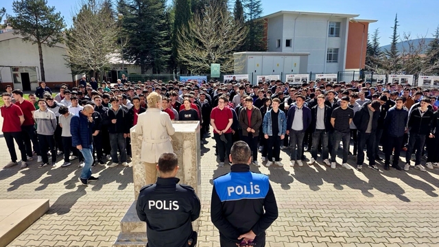 Bilecik'te öğrencilere bilinçli sosyal medya ve güvenlik eğitimi