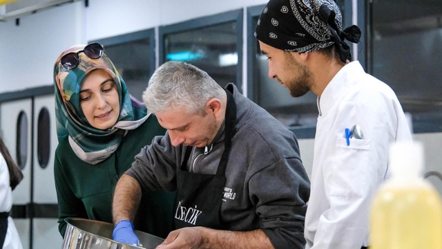 Bilecik'te özel ihtiyaçlı bireyler pasta ve tatlı yaptı