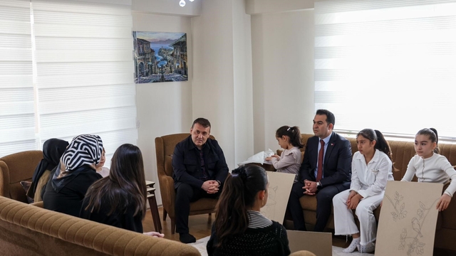 Vali Sözer çocuklarla bir araya geldi