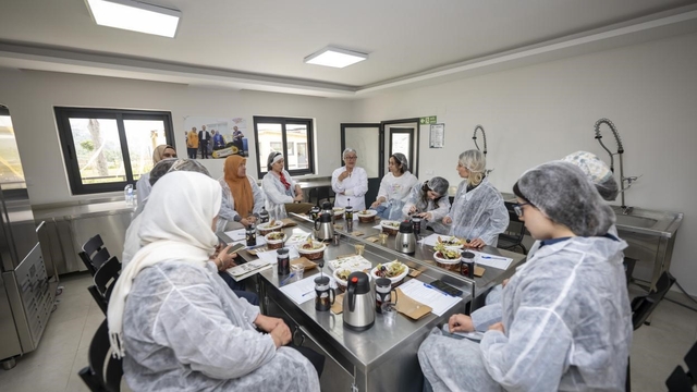 Mersin'de kadın üreticilere bitki çayı eğitimi