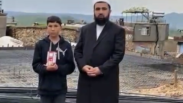 Vaazdan etkilendi, kumbarasındaki paraları camiye bağışladı