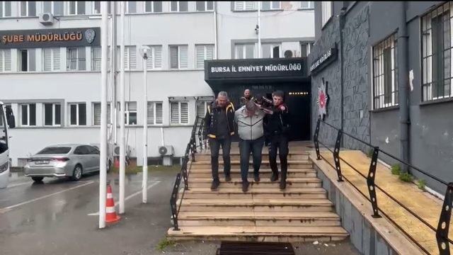 Kadın avukat cinayetinde 5 kişi tutuklandı, zanlının ifadesi ortaya çıktı
Avukatı vuran katil zanlısı: "Ablasını vuracaktım, avukatı istemeden vurdum"
"Pusu kurmadım" dedi,  köy meydanında defalarca tur attığı ortaya çıktı