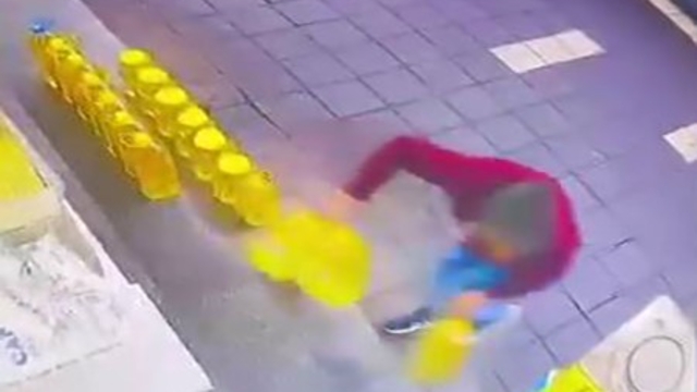 Kaşla göz arasında sıvı yağları alıp kaçtı