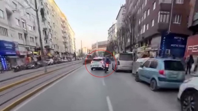 "Kamera çekiyor mu" dedikten saniyeler sonra kaza yaptı
Ani manevra yapan otomobille motosikletin çarpışma anı kamerada