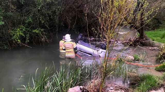 Kütahya'da Porsuk Çayı'na devrilen otomobildeki 1 kişi öldü, 1 kişi yaralandı