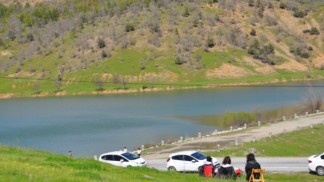 Hizan'da sıcak havayı fırsat bilen vatandaşlar doğada piknik yaptı