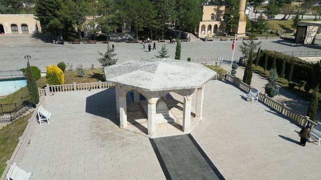 Yunus Emre'nin hatırası Eskişehir'de yaşatılıyor
Eskişehir'e gelenler Yunus Emre Türbesi'ni ziyaret etmeden gitmiyor
Belediye görevlisi Hami Secit:
"Yoğun olarak Bursa, Ankara ve İstanbul gibi illerimizden ziyaretçi geliyor"