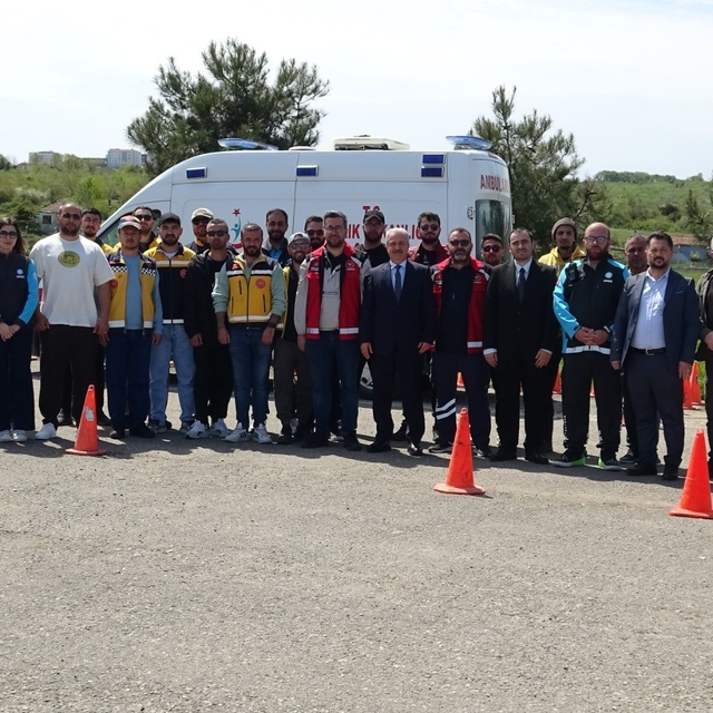 Sinop'ta ambulans sürücüleri zorlu parkurlarda yeteneklerini sergiledi