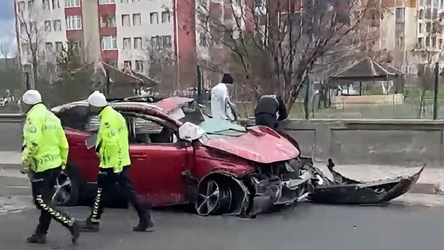 Kars'ta bahçe duvarına çarpan otomobildeki 1 kişi öldü, 1 kişi yaralandı