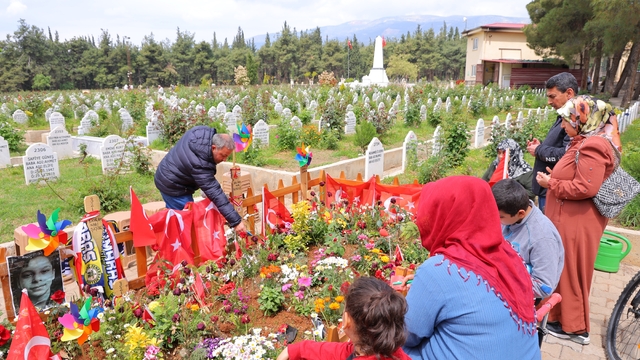 Kahramanmaraş'ta okul saldırısında ölenler unutulmuyor
Kahramanmaraş'ta okul saldırısında ölenlerin mezarlarında ziyaretçi eksik olmazken, cenaze namazı bile kılınamayan saldırganın mezarı dahi bilinmiyor