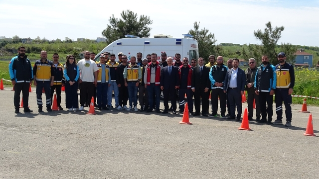 Sinop'ta ambulans sürücüleri zorlu parkurlarda yeteneklerini sergiledi