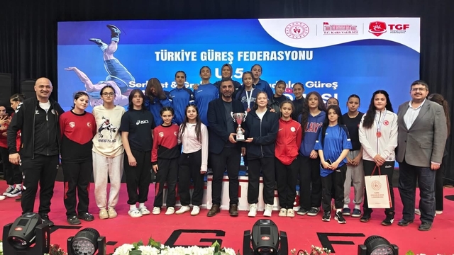 Afyonkarahisar'lı sporcular Kars'ta ki güreş şampiyonasından ödüllerle döndü