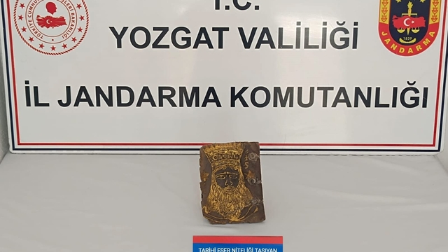 Yozgat'ta paha biçilemeyen altın yazma tarihi kitap ele geçirildi