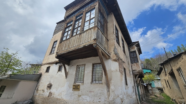 Elazığ'da 450 yıllık konak geçmişin izlerini taşıyor