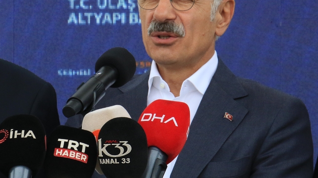 Bakan Uraloğlu duyurdu:"Çeşmeli-Kızkalesi Otoyolunda ilk kısım temmuz ayında açılacak"
Ulaştırma ve Altyapı Bakanı Abdulkadir Uraloğlu:
"Çeşmeli ile Erdemli Doğu Kavşağı arasının trafiğe açılmasını temmuz ayı içerisinde gerçekleştireceğiz"
"Kızkalesi'ne kadar olan kesimi de aralık ayına kadar  hizmete açmış olacağız"
"Türkiye'de en hızlı şekilde yaptığımız, en hızlı bitirdiğimiz otoyol olacaktır"