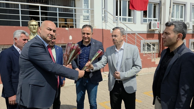 Hassalı muhtarlardan öğretmenlere çiçekli teşekkür
