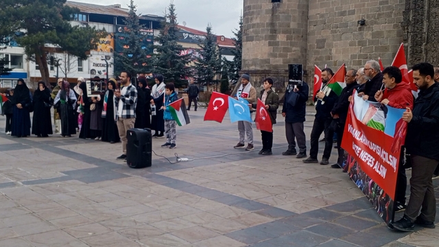 Erzurum'da sağlıkçılar Gazze için sessiz yürüyüşlerini 129. haftada sürdürdü