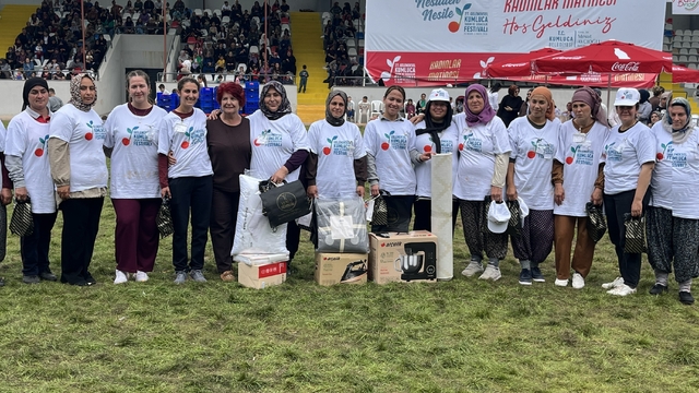 Antalya'da kadınlar 27. Geleneksel Tarım ve Seracılık Festivali'nde kıyasıya yarıştı