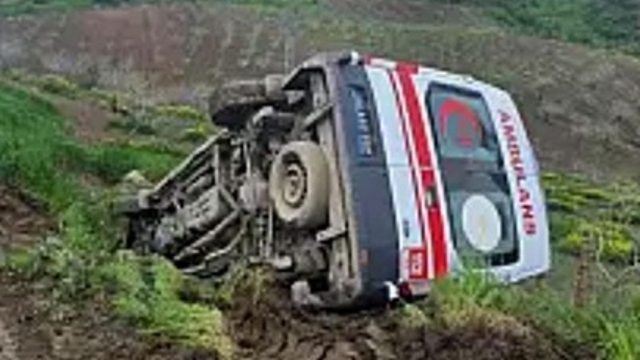 Siirt'te ambulans şarampole devrildi: 3 sağlık personeli yaralandı