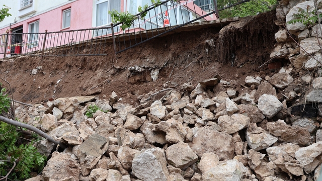 Amasya'da 5 katlı binanın istinat duvarı çöktü
