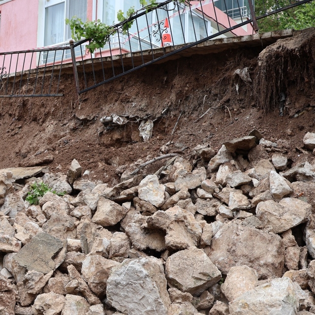 Amasya'da 5 katlı binanın istinat duvarı çöktü