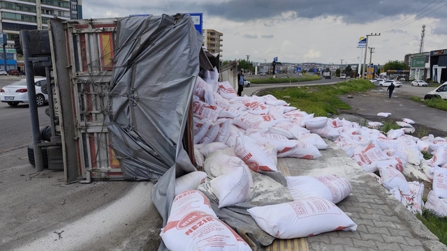 Un yüklü TIR'ın devrildiği kazada 4 kişi yaralandı