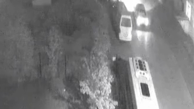 Sürücünün, otomobiliyle park halindeki minibüse çarpıp kaçtığı anlar kamerada