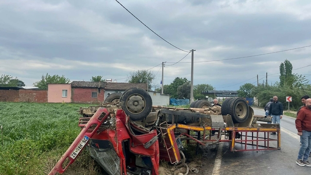 Otomobile çarpmamak için sürücüsünün manevra yaptığı kamyon devrildi; 5 yaralı