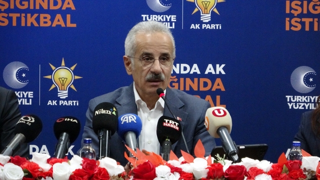 Bakan Uraloğlu: "Mersin'de yaklaşık 1 trilyon liralık yatırım yaptık"
Ulaştırma ve Altyapı Bakanı Abdulkadir Uraloğlu, Mersin programı kapsamında AK Parti İl Başkanlığını ziyaret ederek partililerle bir araya geldi
"Çeşmeli-Kızkalesi Otoyolunun tamamını yıl sonuna kadar açacağız"
"Mersin-Antalya arası ulaşım 4,5 saate düşecek"