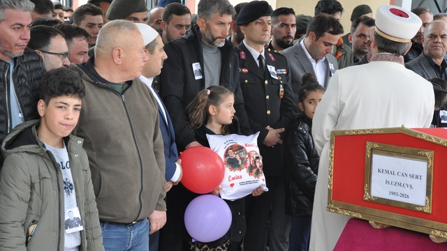 Kaza kurbanı Manisalı Uzman Çavuş'a acı veda
Kazada hayatını kaybeden Uzman Çavuş, Manisa'da toprağa verildi
Çocukları tabutun başında gözyaşı döktü