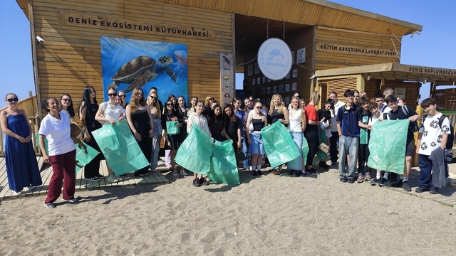 Erasmus ile Manavgat'a gelen öğrenci ve öğretmelerden temizlik etkinliği