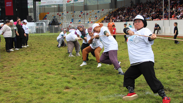 Antalya'da 'Tarım ve Seracılık Festivali'nde halat çekip, domates kasası taşıdılar