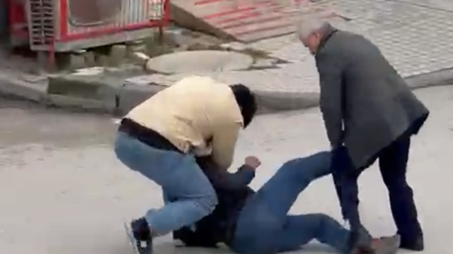 Sokak ortasında 2 kişi tarafından darbedildi
