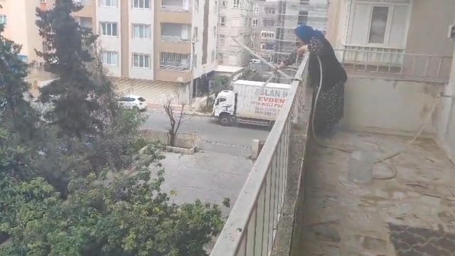 Park halinde alev alan aracı yaşlı kadın balkondan söndürmeye çalıştı
Şanlıurfa'da hafif ticari araç alev alev yandı