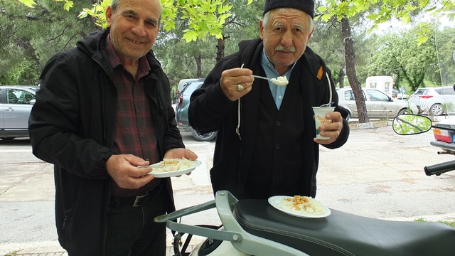 Burhaniye'de pilav hayırları devam ediyor