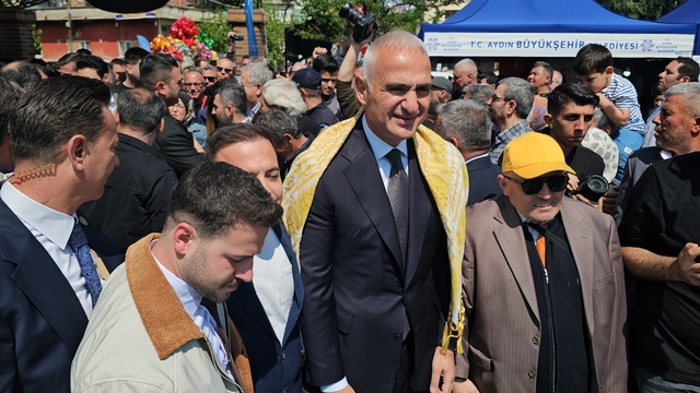 Bakan Ersoy Nazilli'de festival açılışına katıldı