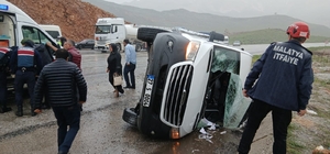 Malatya'da yolcu minibüsü devrildi: 12 yaralı