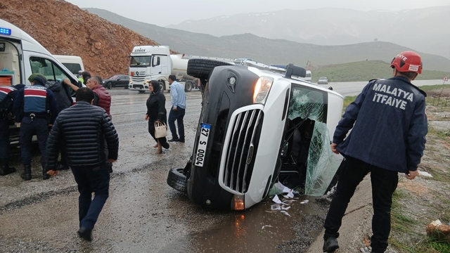 Malatya'da yolcu minibüsü devrildi: 12 yaralı