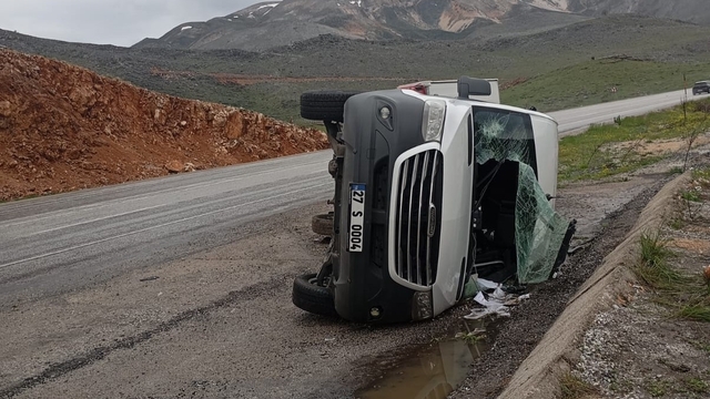 Taziyeye gidenleri taşıyan minibüs devrildi: 11 yaralı