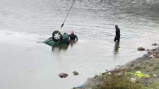 El freni çekilmeyen otomobil gölete düştü