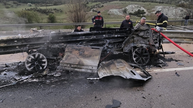 Afyonkarahisar'da bariyerlere çarpan otomobildeki 1 kişi öldü, 1 kişi yaralandı