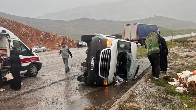 Malatya'da minibüsün devrilmesi sonucu 12 kişi yaralandı