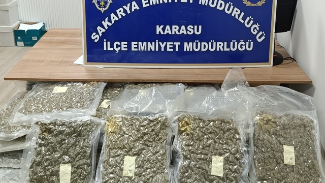 Sakarya'da sahile vuran çantada 21,5 kilogram sentetik uyuşturucu ele geçirildi