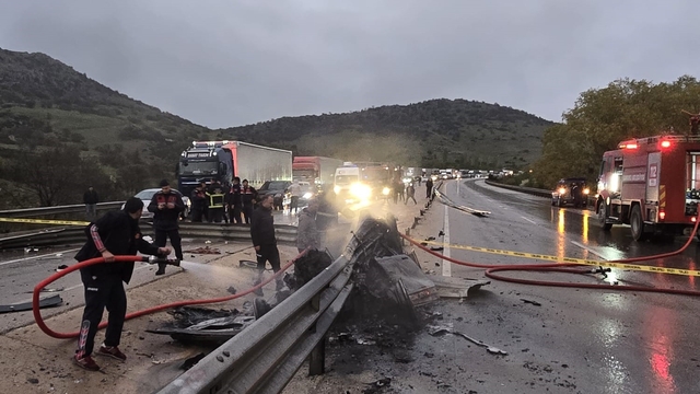 Bariyerlere çarparak yanan otomobilin sürücüsü feci şekilde can verdi